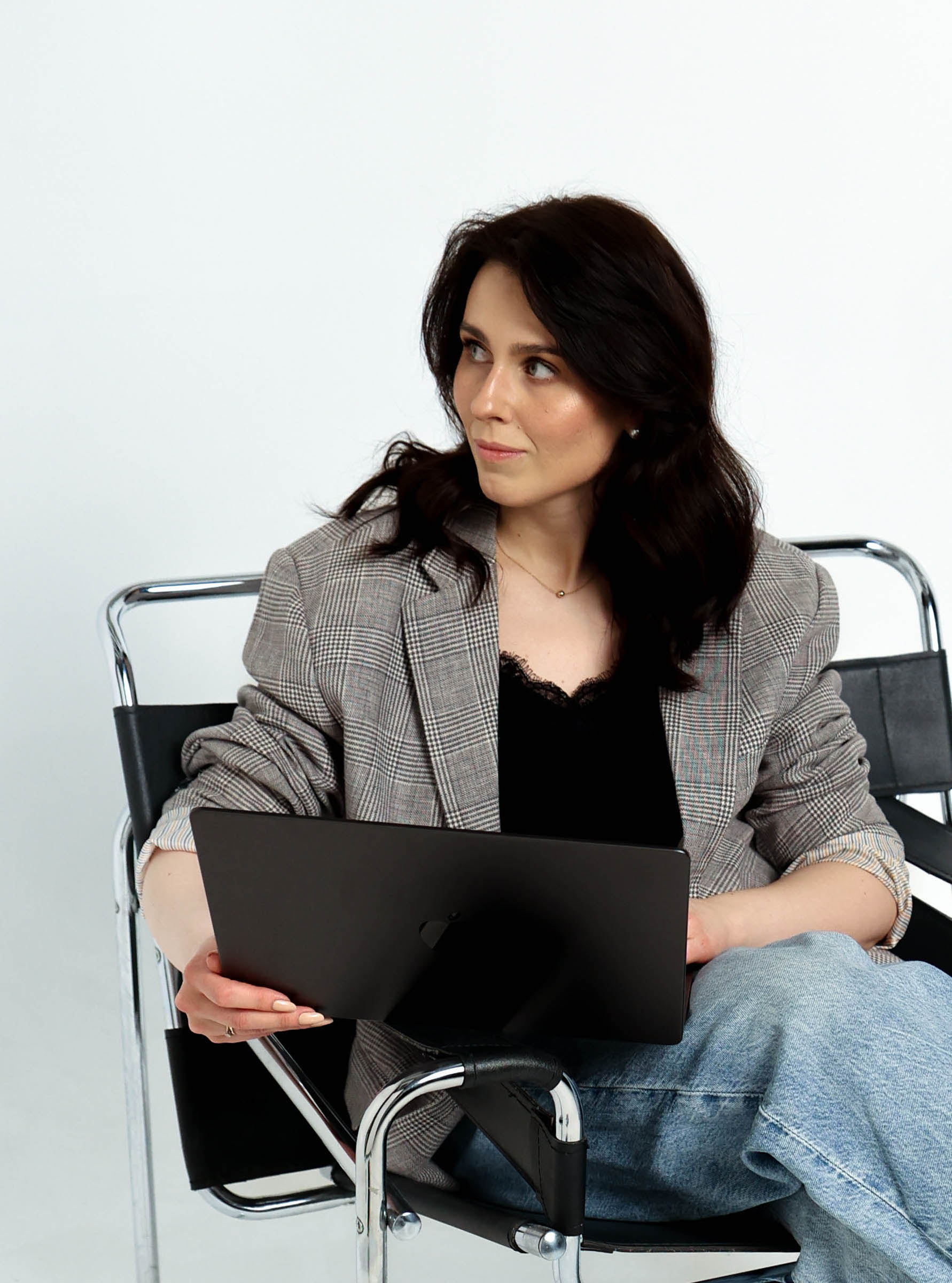 Kobiecy portret w jasnym studio